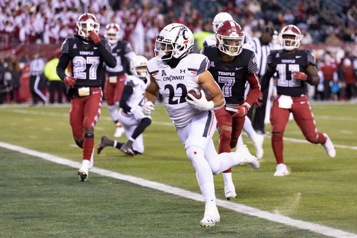 Nov 19, 2022; Philadelphia, Pennsylvania, USA; Cincinnati Bearcats running back Ryan Montgomery (22) runs for a touchdown against the Temple Owls during the second quarter at Lincoln Financial Field. Mandatory Credit: Bill Streicher-USA TODAY Sports